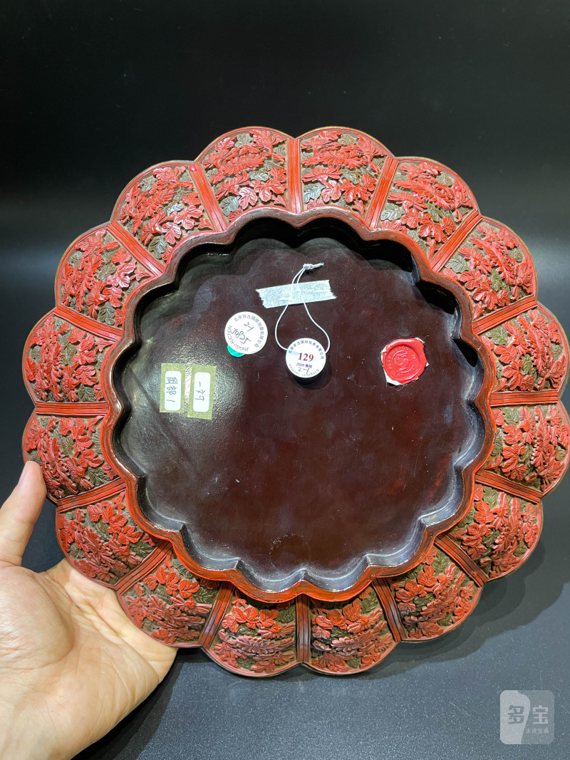 清乾隆 剔彩花卉纹菊瓣盘一对（原镶鎏金口） - 图12